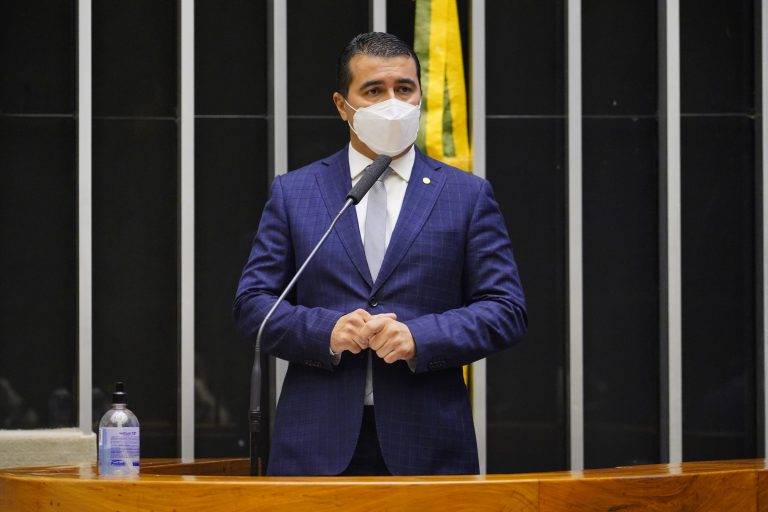 Deputado que denunciou esquema com vacinas quer multa de R$ 10 mil por divulgação de noticias falsas